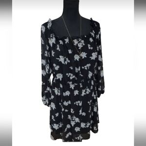 👗Black floral dress with white flowers.